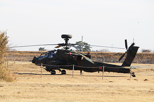 陸上自衛隊習志野演習場に駐機していた戦闘ヘリコプター AH-64D アパッチ・ロングボウ