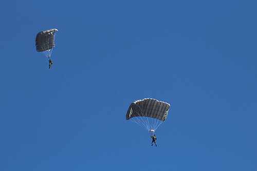 習志野演習場に自由降下傘MC-4で降下中の第１空挺団長