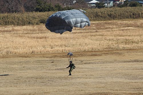 習志野演習場に自由降下傘MC-4で着地した第１空挺団長