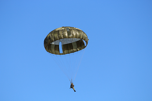 習志野演習場に13式空挺傘で降下中の第１空挺団隊員