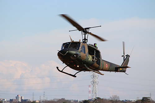 習志野演習場を飛行中のUH-1H「ユーワン(ワンエイチ)」