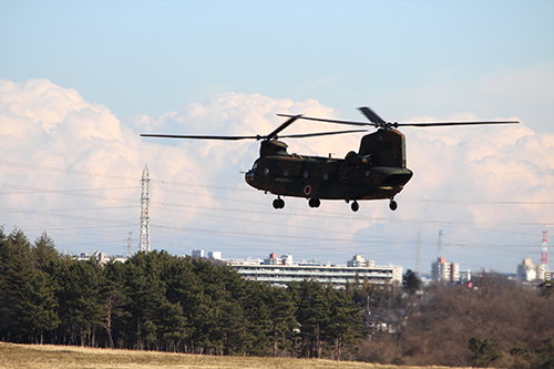 習志野演習場で着陸体制のCH-47JA「チヌーク」