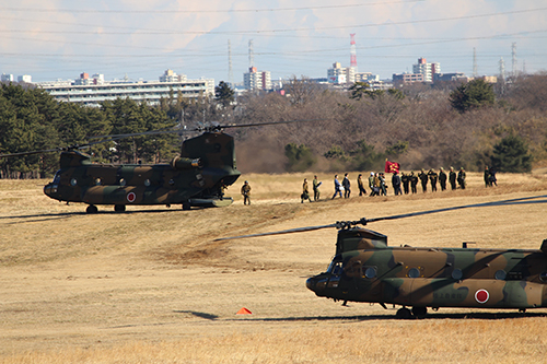 習志野演習場でCH-47JA「チヌーク」から降りる小野寺防衛大臣御一行
