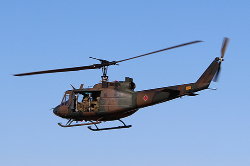 習志野演習場を第１空挺団隊員を乗せて飛行中のUH-1「ユーワン」