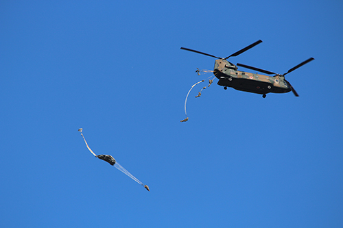 大型輸送ヘリコプターCH-47JA「チヌーク」での米軍親善降下