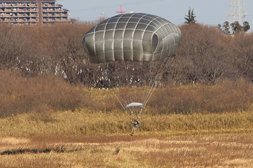 T-11空挺傘による米軍親善降下での着地直前