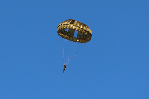 習志野演習場に空挺傘696MIで降下中の第１空挺団隊員