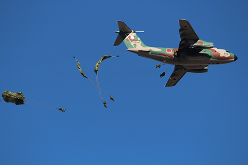 航空自衛隊C-1中型輸送機から13式空挺傘で空挺降下する第１空挺団
