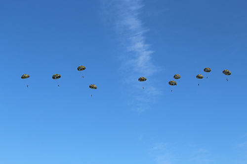 13式空挺傘で空挺降下する第１空挺団