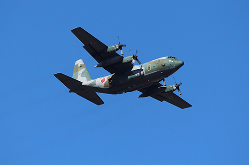 習志野演習場に接近中の航空自衛隊C-130H「ハーキュリーズ」