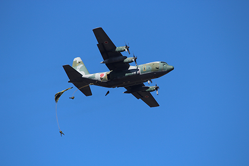 航空自衛隊C-130H「ハーキュリーズ」から13式空挺傘で空挺降下する第１空挺団