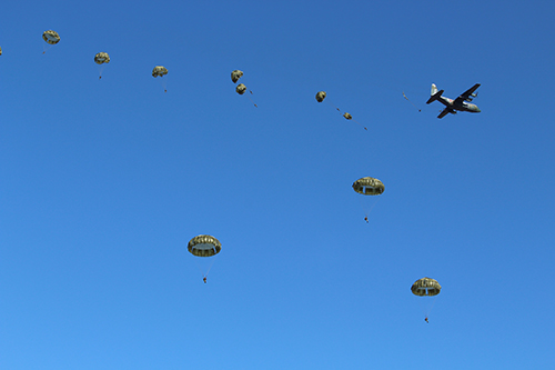航空自衛隊C-130H「ハーキュリーズ」から13式空挺傘で空挺降下する第１空挺団