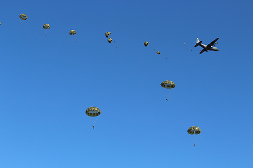航空自衛隊C-130H「ハーキュリーズ」から13式空挺傘で空挺降下する第１空挺団