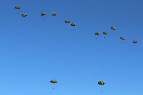 13式空挺傘で空挺降下する青空いっぱいの第１空挺団