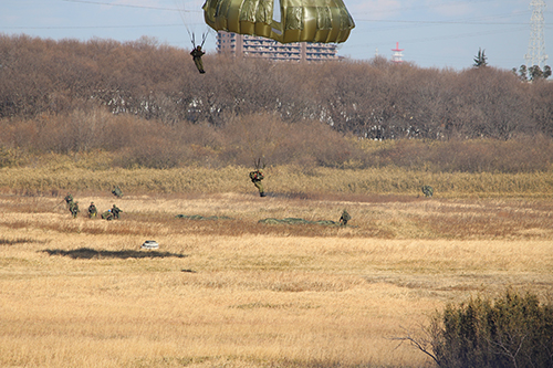 13式空挺傘で着地直前の第１空挺団隊員