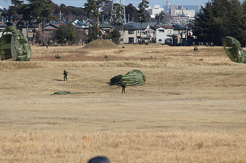 13式空挺傘で着地した後の第１空挺団隊員