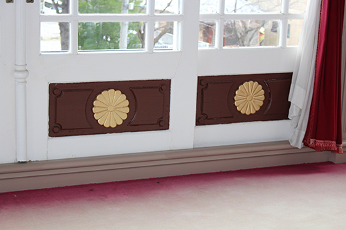 習志野駐屯地・空挺館の二階の「臨幸のための御立ち所」十六八重表菊16菊の紋章)と15弁の菊の紋章></noscript>