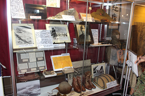 空挺館に展示されている旧陸軍空挺隊の戦闘装備