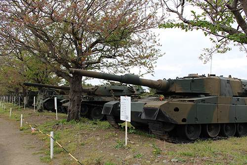 雄翔館側から見た陸上自衛隊車両の展示