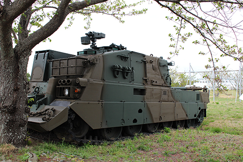 陸上自衛隊土浦駐屯地・武器学校展示の90式戦車回収車