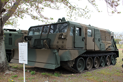 陸上自衛隊土浦駐屯地・武器学校展示の73式けん引車