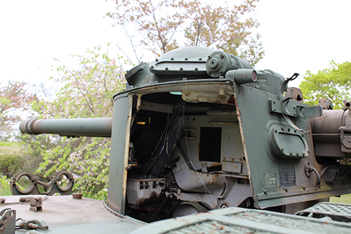 にょきっと出た「高姿勢の状態」の60式自走106mm無反動砲の砲塔内部