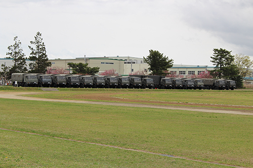 陸上自衛隊土浦駐屯地・武器学校のグラウンドの奥には73式大型トラックがズラリと並んでいました。