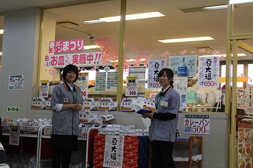 土浦駐屯地内の売店・彩仙龍さんで販売中の豆大福とよこすか海軍カレーパン