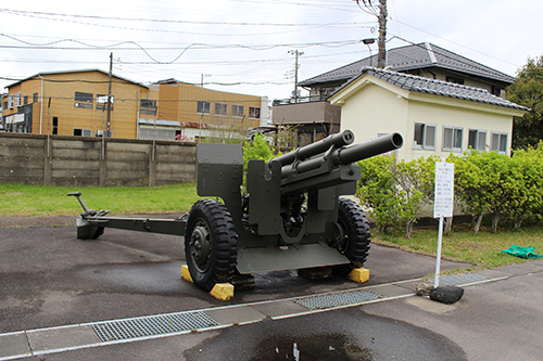 陸上自衛隊土浦駐屯地・武器学校での屋外展示の105mmりゅう弾砲M2A1(米国供与)