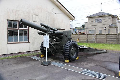 陸上自衛隊土浦駐屯地・武器学校での屋外展示の105mmりゅう弾砲M1(米国供与)