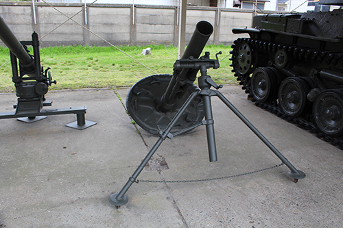 陸上自衛隊土浦駐屯地・武器学校での屋外展示の120mm迫撃砲(旧ソ連