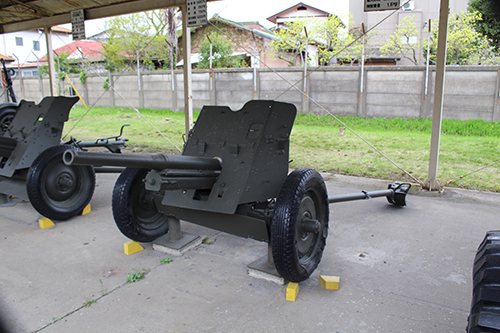陸上自衛隊土浦駐屯地・武器学校での屋外展示のM1942型76mm野砲(旧ソ連)