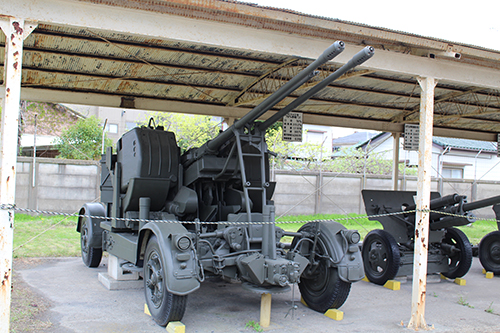 陸上自衛隊土浦駐屯地・武器学校での屋外展示の35mm二連装高射機関砲L-90