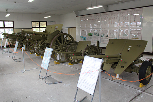 陸上自衛隊土浦駐屯地・武器学校の火砲館の大砲展示