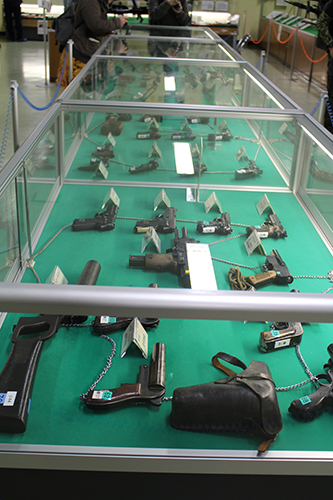 陸上自衛隊土浦駐屯地・武器学校に展示の小火器コーナー