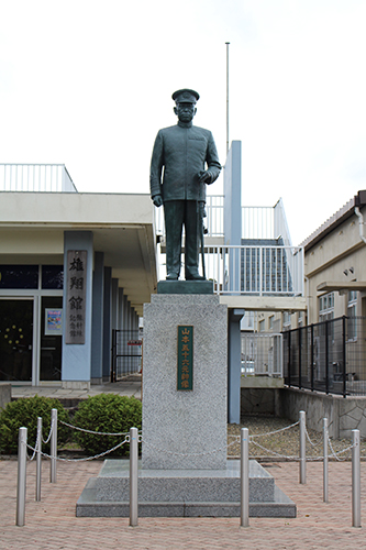 雄翔館の入り口前の山本五十六元帥像