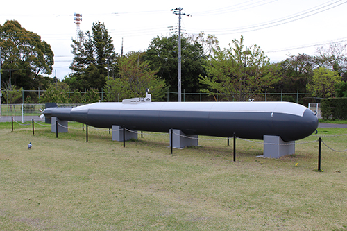 雄翔園側から予科練平和記念館の人間魚雷「回天（かいてん）」の実物大模型