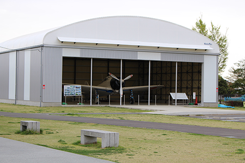 予科練平和記念館の横には別棟でゼロ戦21型の実物大模型が展示されている。