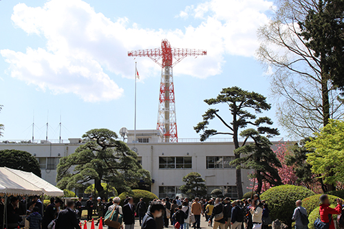 第1空挺団創立60周年・習志野駐屯地創設67周年記念行事の正門付近は大勢の人が・・・