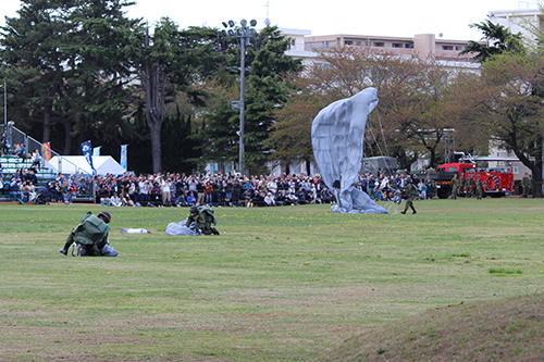 第1空挺団創立60周年・習志野駐屯地創設67周年記念行事での展示降下