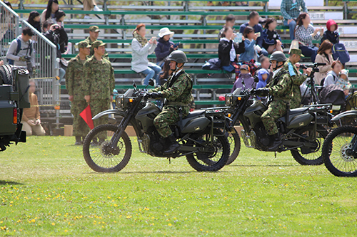 第1空挺団創立60周年・習志野駐屯地創設67周年記念行事での偵察隊のオートバイの隊員のパレード(検閲行進)