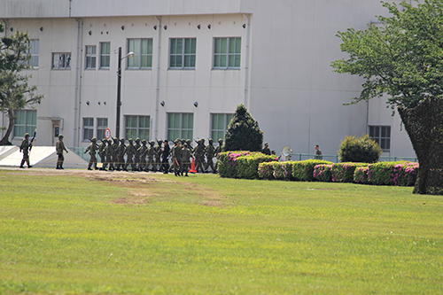 陸上自衛隊下志津駐屯地創設63周年記念行事「つつじ祭り」での式典前の自衛官移動風景。