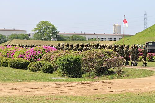 陸上自衛隊下志津駐屯地創設63周年記念行事「つつじ祭り」式典前の自衛官移動風景。