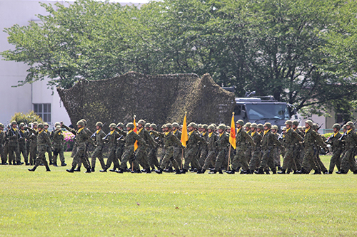 陸上自衛隊下志津駐屯地創設63周年記念行事「つつじ祭り」式典の入場行進。