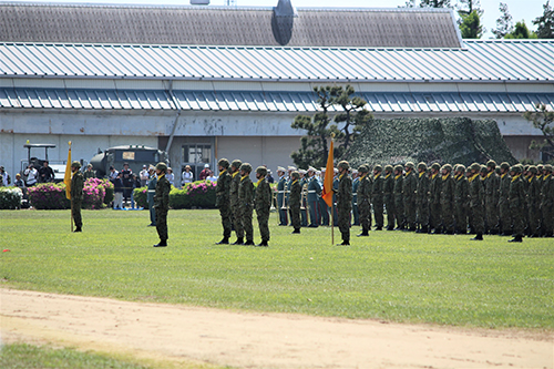 陸上自衛隊下志津駐屯地創設63周年記念行事「つつじ祭り」式典での自衛官整列。