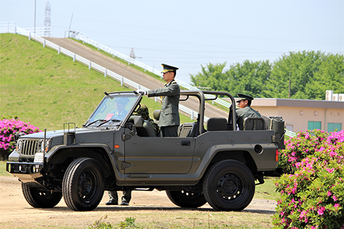 陸上自衛隊下志津駐屯地創設63周年記念行事「つつじ祭り」式典での高射学校校長の入場前。