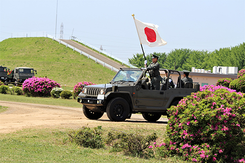 陸上自衛隊下志津駐屯地創設63周年記念行事「つつじ祭り」式典での国旗の入場。