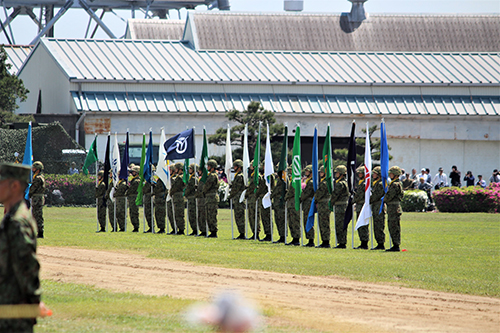 陸上自衛隊下志津駐屯地創設63周年記念行事「つつじ祭り」式典での千葉県近隣の市の旗。。