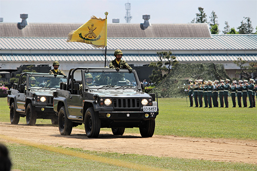 陸上自衛隊下志津駐屯地創設63周年記念行事「つつじ祭り」式典での高射学校の旗のパレード。