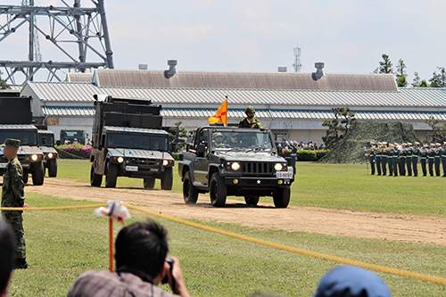 陸上自衛隊下志津駐屯地創設63周年記念行事「つつじ祭り」式典での高射学校の旗に続くパレード。